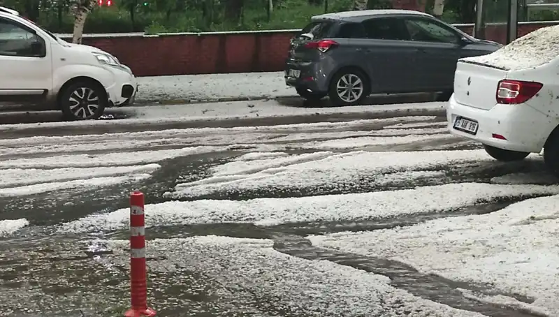 Ardahan'da Dolu Yağışı Şehri Beyaza Bürüdü: Doğa Değişti